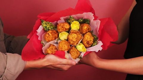 Bó hoa đồ ăn vặt từ đùi gà, kẹo mút tặng người phụ nữ của bạn ngày 20/10