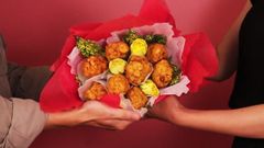  Bó hoa đồ ăn vặt từ đùi gà, kẹo mút tặng người phụ nữ của bạn ngày 20/10 