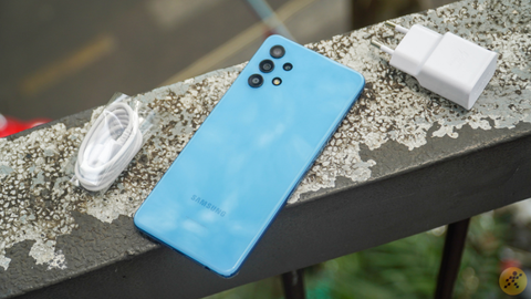 Đập hộp trên tay Samsung Galaxy A32 (bản 4G) Awesome Blue tại Việt Nam: Tuyệt vời từ màu sắc đến thiết kế