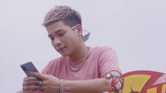  Thánh soi công nghệ: Galaxy A51 màu Bạc Inox trở thành 'cầu nối tình yêu' giữa Quân A.P và Juky San trong MV mới 