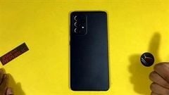  Galaxy A52 lại được reviewer đập hộp và trải nghiệm một số ứng dụng, phiên bản màu đen trông khá nam tính 
