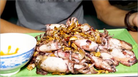 Cách làm mực chiên tỏi hấp dẫn, ngon ngất ngây cả nhà mê tít