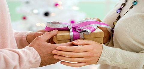 Gợi ý 10 món quà ý nghĩa tặng bố mẹ nhân ngày Gia đình Việt Nam