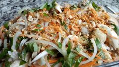  2 cách làm gỏi gà hành tây hấp dẫn, bắt vị cho ngày nắng nóng 