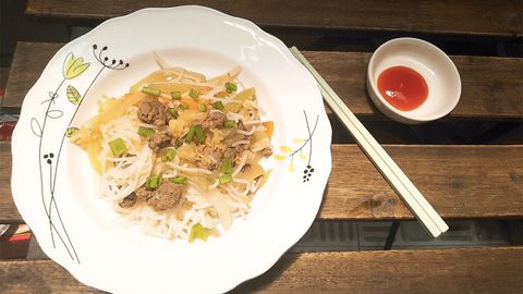 Cách làm món bún xào thịt bò thơm ngon đơn giản đổi gió cho ngày chán cơm