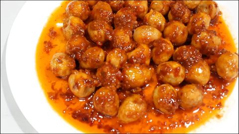 Cách làm trứng cút rim sa tế cay ngon hấp dẫn dễ làm để ăn vặt
