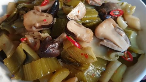 2 cách làm cải chua xào chay thơm ngon hấp dẫn đơn giản tại nhà