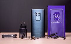  Motorola One Zoom 