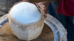  Mách bạn các cách chặt dừa và cách bổ dừa lấy cơm dừa đơn giản, dễ làm 