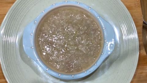 Cách nấu cháo thịt bò bí xanh thơm ngon, bổ sung chất dinh dưỡng cho bé