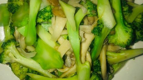 Cách làm bông cải xào nấm thơm ngon, thanh vị cho bữa cơm ngày nắng nóng