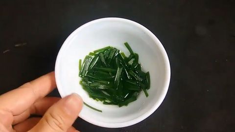 Cách làm lá hẹ hấp đường phèn chữa ho tốt cho cổ họng tặng thầy cô 20/11