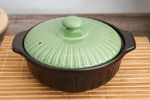 Nồi đất hoa sen nắp sứ 0.7L Dong Hwa 402