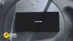  Honor Magic 3 thể hiện khả năng chống va đập sau khi được thả rơi xuống... bề mặt sao Hỏa, thật khó tin phải không? 