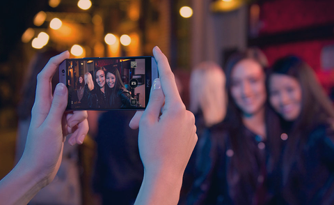 Chụp ảnh kép từ camera trước và sau trên HTC Desire 826