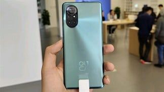 Huawei Nova 8 lộ hình ảnh thực tế với màn hình cong đục lỗ, cụm camera hình bầu dục lạ mắt, giá bán dự kiến gần 11 triệu đồng