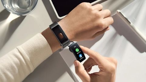 Huawei TalkBand B6 ra mắt: Vòng tay theo dõi thể dục kiêm tai nghe Bluetooth, chống nước chuẩn IP57, giá từ 3.3 triệu đồng