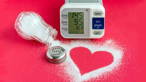 Bị tụt huyết áp nên ăn gì? Các loại thực phẩm cho người huyết áp thấp
