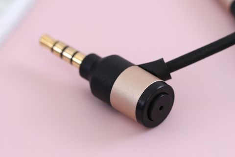 Cáp 3.5mm trên xe hơi 1.2m Xmobile DS036-TB Đen Vàng