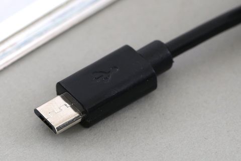 Sạc xe hơi Micro 2.4A 1m Xmobile DS195-WB Đen