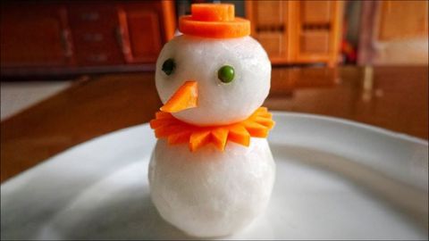 Cách làm người tuyết bằng cách cắt tỉa trái cây như cà rốt, bưởi dễ dàng