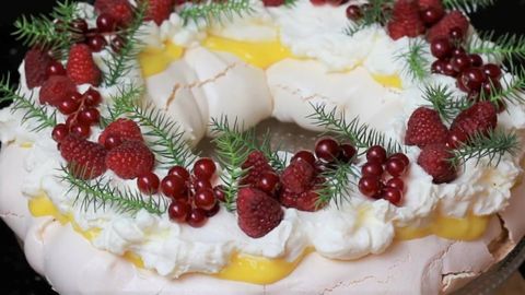 Cách làm bánh Pavlova giòn,ngon đơn giản dễ làm cho mùa Giáng Sinh