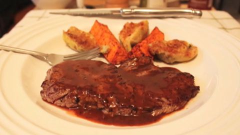 Cách làm bò bít tết sốt bbq thơm ngon đổi vị cho buổi tối Tết Dương lịch