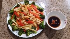  2 cách làm nui xào gà hấp dẫn ngon miệng dễ làm cho bữa sáng 
