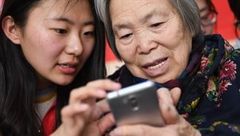  Chọn smartphone cho bố mẹ cần lưu ý gì, cấu hình ra sao, tầm giá 8-10 triệu thì nên chọn hãng nào uy tín, Android hay iOS,... 