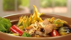  2 cách nấu lẩu bò sa tế cay nồng hấp dẫn ấm nóng ngày mưa lạnh 