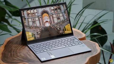 Trên tay Lenovo Yoga Duet 7: Thiết kế kiểu All in One, mỏng nhẹ hơn, đa dụng hơn