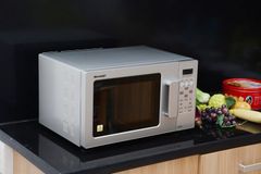  Lò vi sóng có nướng Sharp R-678VN(S) 20 lít 