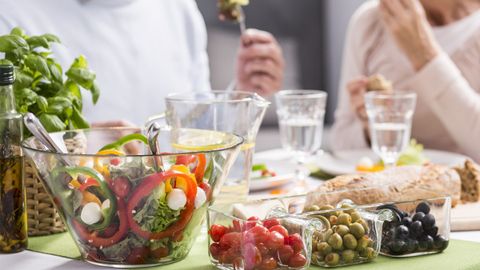 Người già nên ăn gì? Thực phẩm tốt cho người lớn tuổi, nâng cao sức khỏe