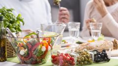  Người già nên ăn gì? Thực phẩm tốt cho người lớn tuổi, nâng cao sức khỏe 