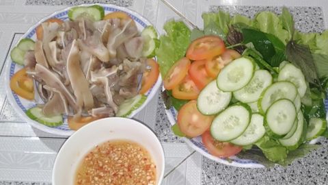 Cách luộc lỗ tai heo trắng giòn ngon, không hôi cực đơn giản