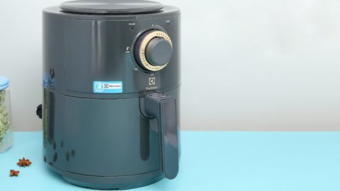 Review nồi chiên không dầu Electrolux E6AF1-220K 3 lít khi dùng để chiên gà