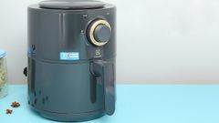  Review nồi chiên không dầu Electrolux E6AF1-220K 3 lít khi dùng để chiên gà 
