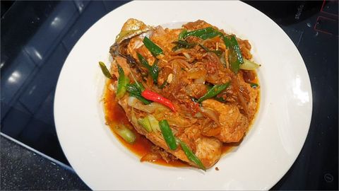 Cách làm cá hồi kho gừng cay nồng ấm nóng cho ngày mưa lạnh