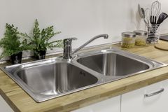  Vòi rửa chén nóng lạnh tăng áp đồng Malloca K120N 