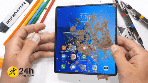 Sống phà phà qua thử thách độ bền khắc nghiệt: Huawei Mate X2 cân tất từ dao rọc giấy, đất cát và cả lực bẻ cong