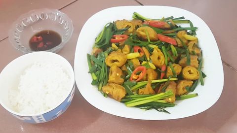 2 cách làm mì căn xào nghệ thơm ngon đơn giản cho mâm cơm chay