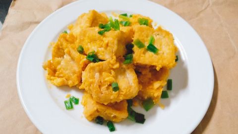 Cách làm đậu phụ - đậu hũ chiên trứng muối lạ miệng thơm ngon cho cả nhà
