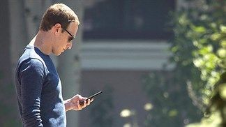 CEO Facebook là fan cứng của Samsung và đã dùng điện thoại Galaxy trong nhiều năm, bạn đoán được máy nào không?