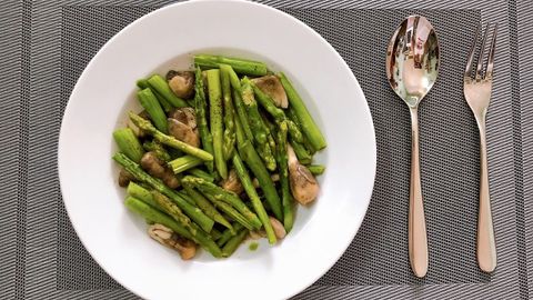Cách làm măng tây xào nấm rơm giòn ngọt thơm ngon thanh đạm