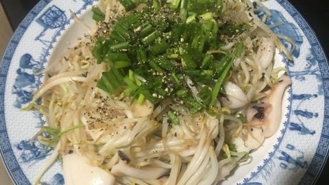 Cách làm mực xào giá đỗ giòn ngon cực hấp dẫn cho bữa cơm nhà