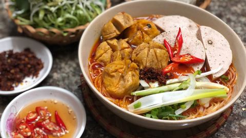 Cách nấu hủ tiếu sa tế với bò viên cho bữa sáng thơm ngon đúng điệu