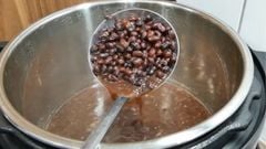  Nên nấu chè đỗ đen bằng nồi cơm điện hay nồi áp suất để chè nhanh chín mềm 