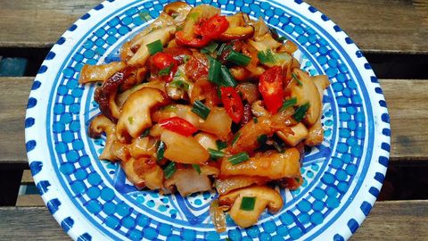 Cách làm thịt heo xào nấm đông cô (nấm hương) đậm đà cho bữa cơm trọn vị