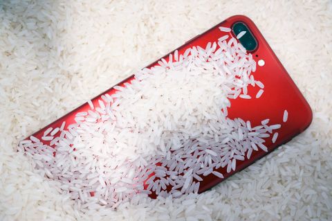 Bỏ Điện Thoại Vào Thùng Gạo Khi Máy Dính Nước, Nên Hay Không?