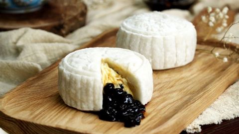 Cách làm bánh trung thu trân châu đường đen ngon mềm đơn giản tại nhà
